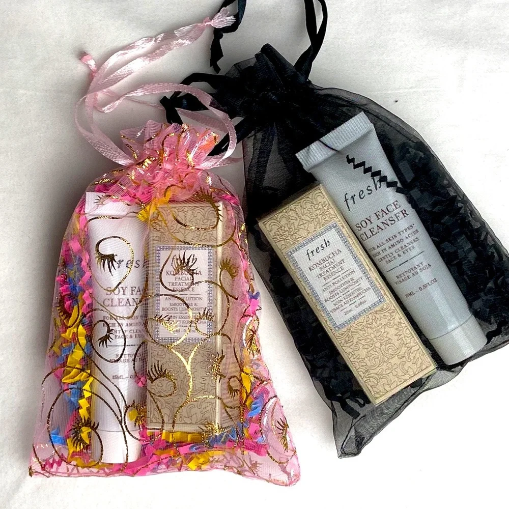 Gift bag FRESH Soy Face Cleanser & Kombucha Facial Treatment Essence travel size